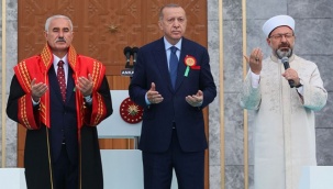 Yargıtay Başkanı Akarca, cübbesi ile dua etti