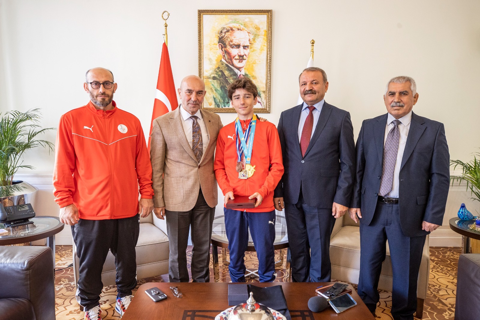 Plaj Güreşi Şampiyonu Miraç Saraç, Başkan Soyer'i Ziyaret Etti