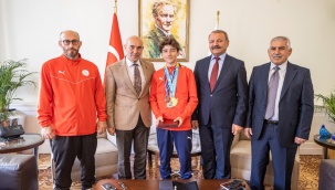 Plaj Güreşi Şampiyonu Miraç Saraç, Başkan Soyer'i Ziyaret Etti