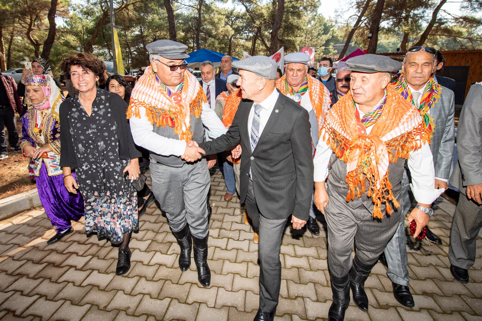Soyer &quot;Bu meydan diz çökmeyenlerin meydanıdır&quot;