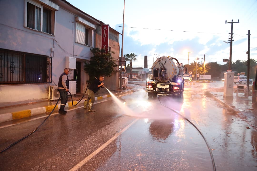 Urla&#039;da Belediye Ekipleri Bütün Gece Yağmurla Mücadele Etti