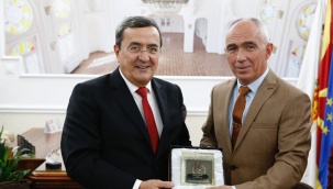 Batur'dan Manastır Belediye Başkanı'na Nutuk Armağanı