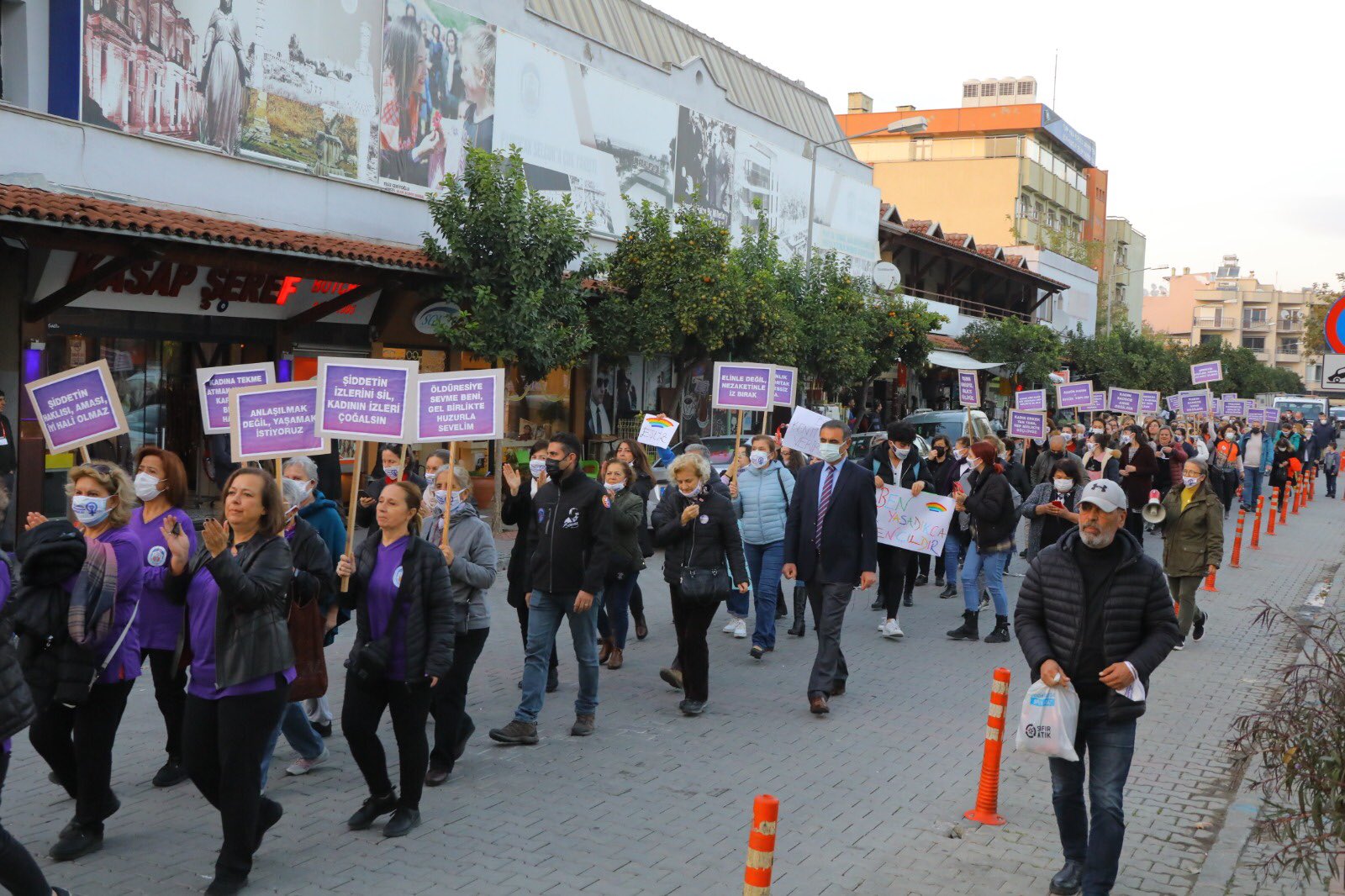 Efes Selçuk'tan "Eşim Değil Eşitimsin" Yürüyüşü