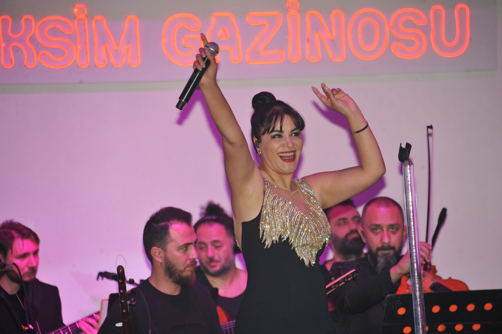 Ünlü Sanatçı Zara Kuşadası’nda!