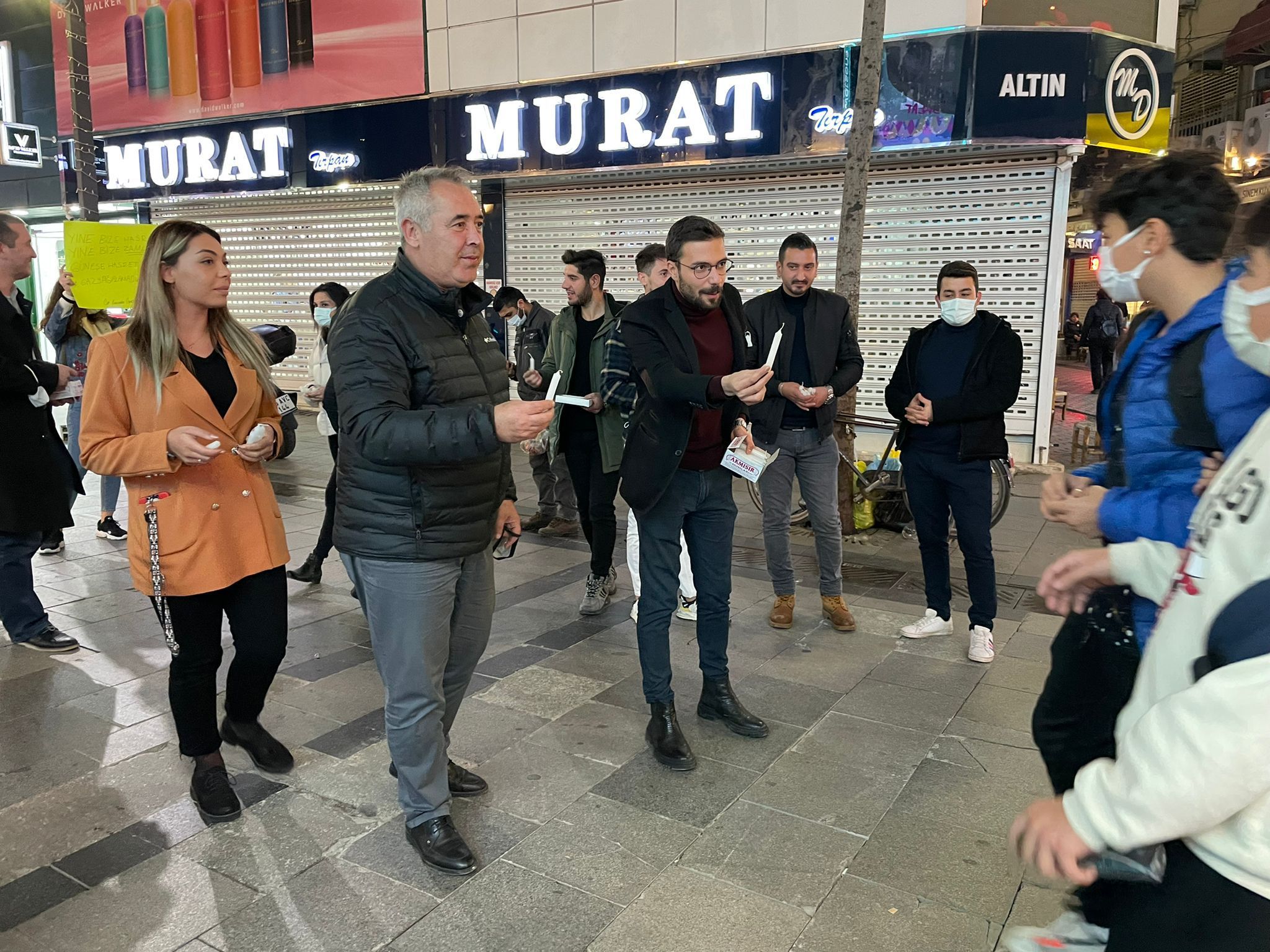 CHP Karşıyaka Gençlerinden Ekonomi Yöntemine Mumlu Tepki