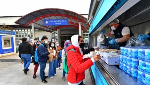 İzmir Büyükşehir Belediyesi’nden Öğrencilere Sıcak Yemek