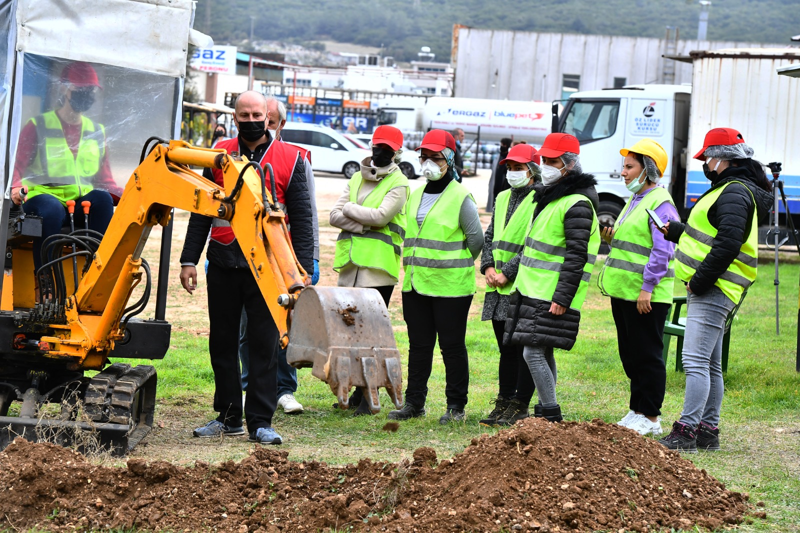 İzmir’de Kadınlar Her İşi Yapar