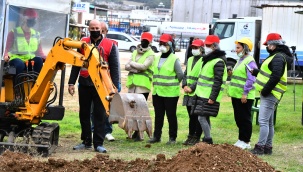 İzmir’de Kadınlar Her İşi Yapar