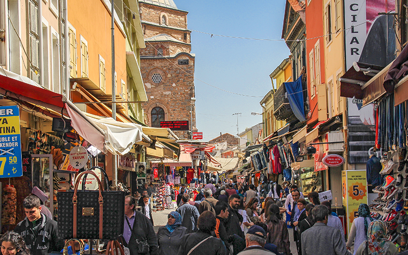 Kemeraltı’nda Tarihle Lezzet Arasında Kaybolmak