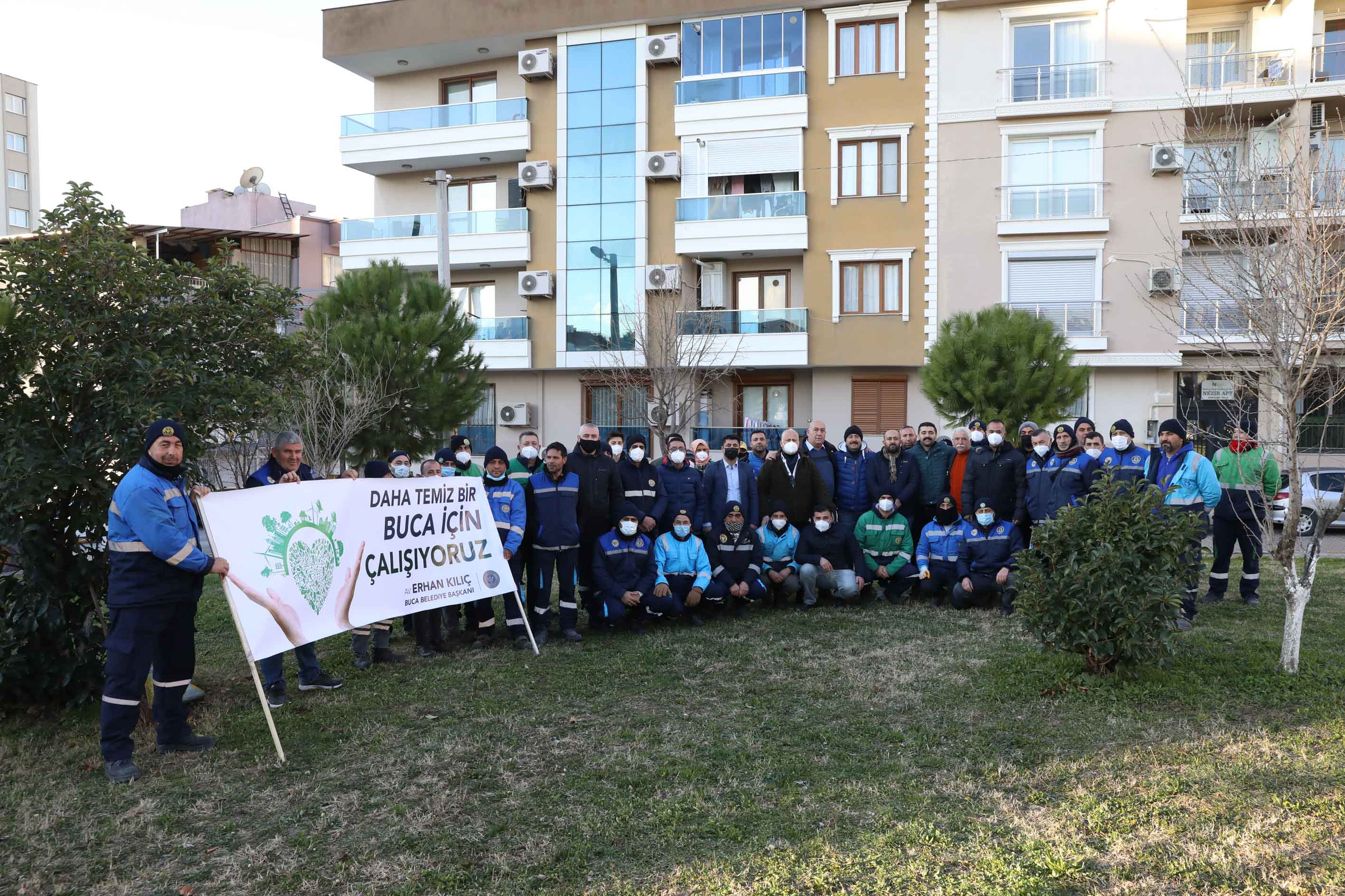 Buca’nın Emekçileri Soğuk Havaya Rağmen Kenti Köşe Bucak Temizliyor