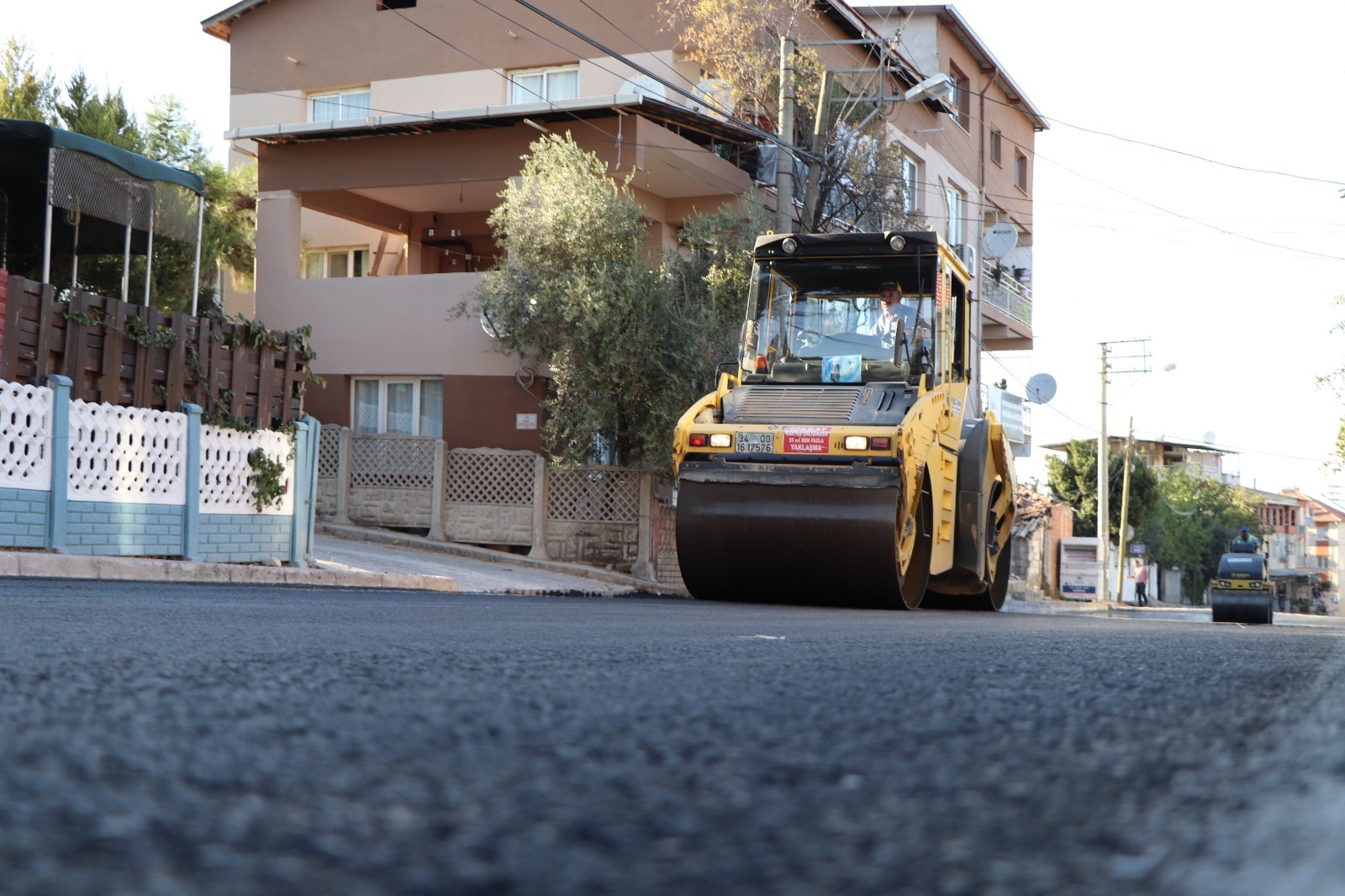 İzmir Büyükşehir Belediyesi Bir Yılda 1,1 Milyar Liralık Yol Çalışması Yaptı