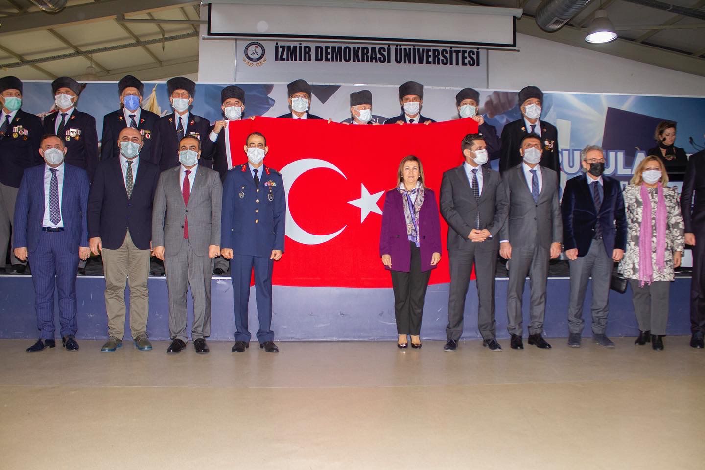 İzmir Demokrasi Üniversitesi’nde Şehit Polis Memuru Fethi Sekin ve Şehit Mübaşir Musa Can’ı Anma Programı ile IV. Demokrasi ve Kahramanlık Ödül Töreni Düzenlendi