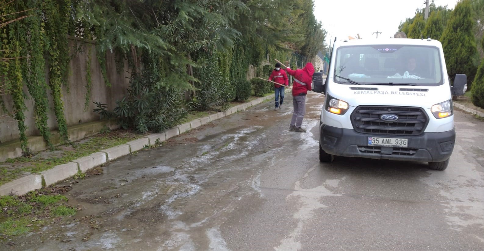 Kemalpaşa Belediyesi Ekipleri Kar ve Buzlanmaya Karşı Teyakkuzda