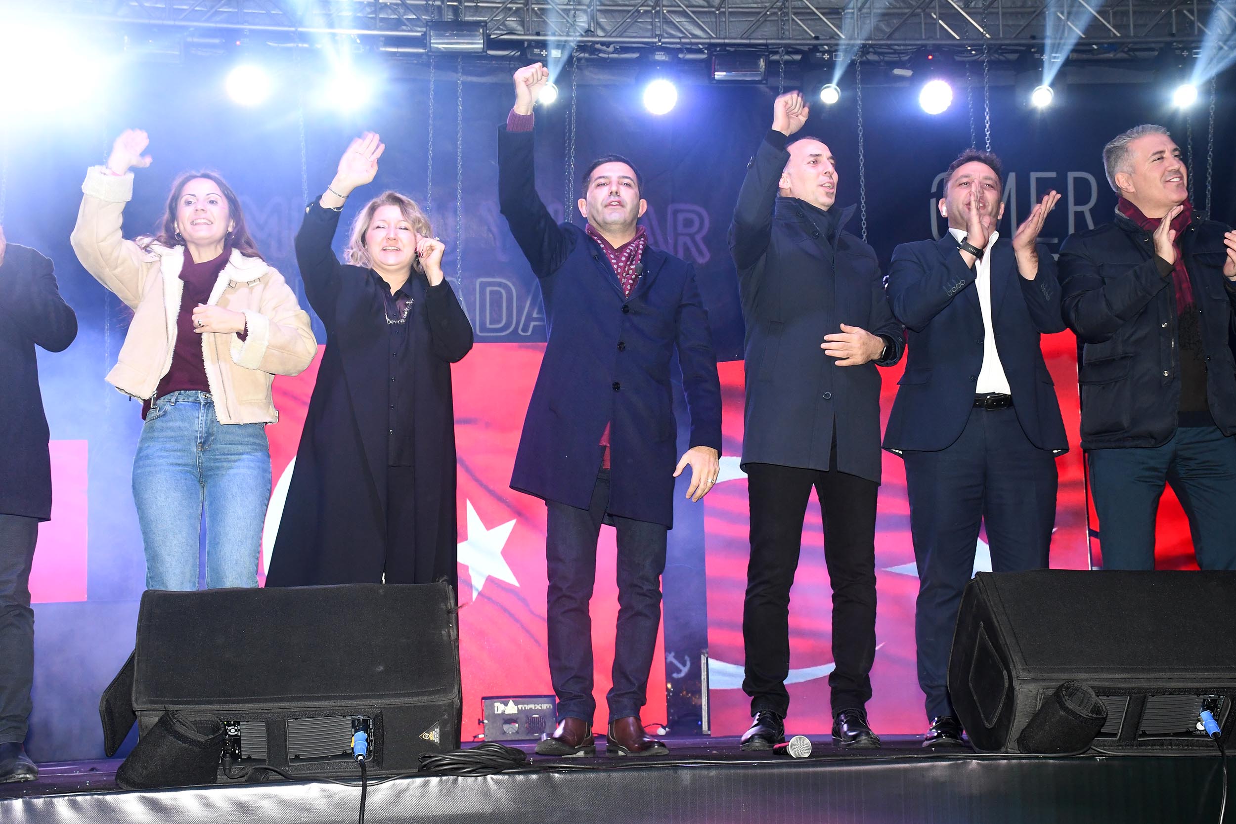 Kuşadası'nda On Binler Yeni Yıla Sokak Partisiyle Girdi