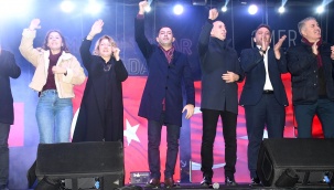 Kuşadası'nda On Binler Yeni Yıla Sokak Partisiyle Girdi