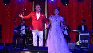 Safiye Soyman İle Faik Yeni Yıla Royal Teos Sahnesinde Girdi