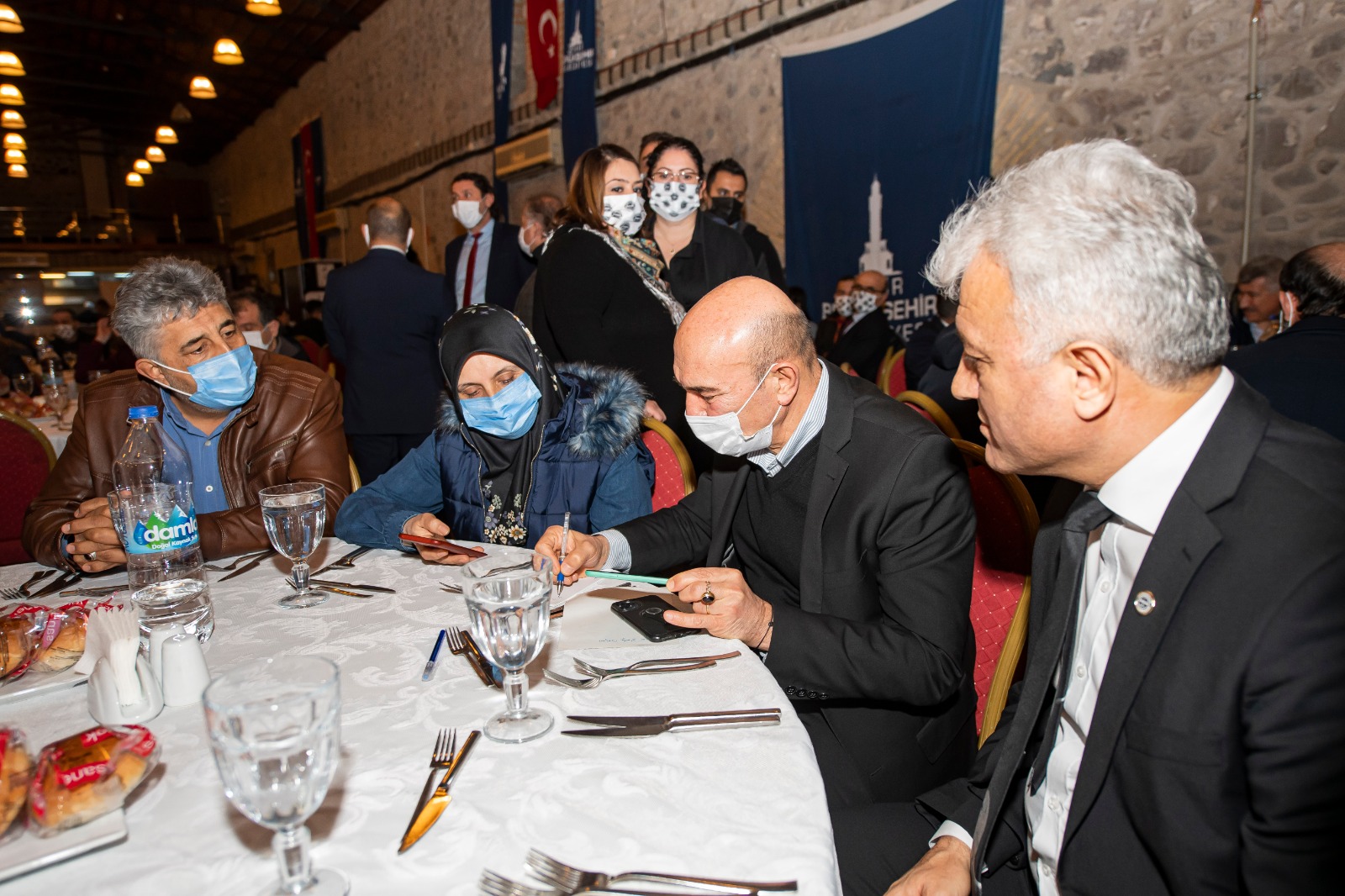 Soyer İzmir Depreminde Hayatını Kaybedenlerin Yakınlarıyla Buluştu