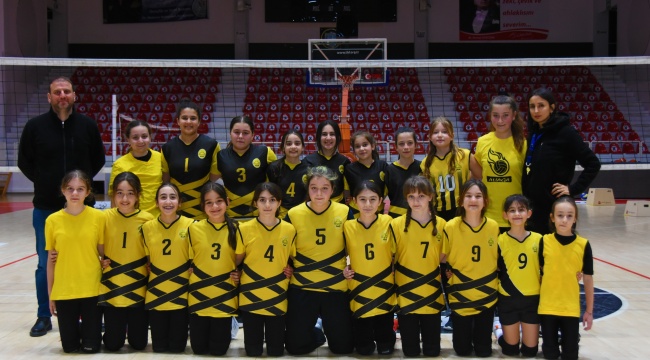 Aliağa'nın Mini Voleybolcuları Başarılarına Yenisini Ekledi