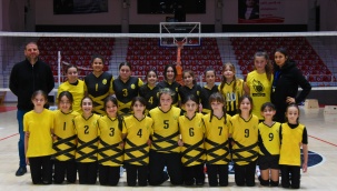 Aliağa'nın Mini Voleybolcuları Başarılarına Yenisini Ekledi
