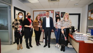 Başkan Sandal’dan Kadın Çalışanlara Karanfil