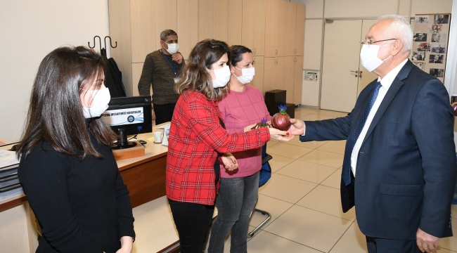 Başkan Selvitopu Kadınlar Günü'nü Çiçekle Kutladı