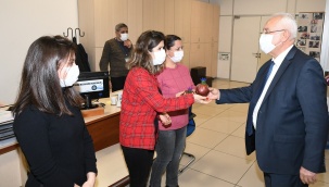 Başkan Selvitopu Kadınlar Günü'nü Çiçekle Kutladı