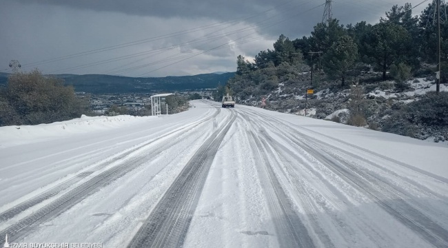 İzmir Büyükşehir Belediyesi 20 İlçede Kar ve Buzlanmayla Mücadele Ediyor