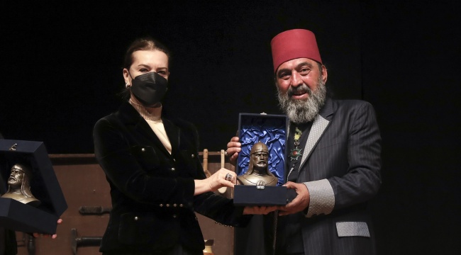Yenilmez, Usta İsimli Oyunuyla DEÜ Sahnesindeydi