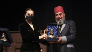 Yenilmez, Usta İsimli Oyunuyla DEÜ Sahnesindeydi