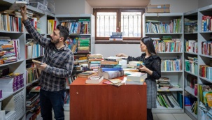 Akademisyen ve Yazar Münci Kapani’nin 400 Kitabını Ailesi Kampanyaya Bağışladı