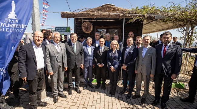 Atıkların Arasındaki Kitaplarla Kurulan Hayat Ağacı Kütüphanesi Açıldı