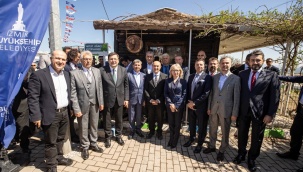 Atıkların Arasındaki Kitaplarla Kurulan Hayat Ağacı Kütüphanesi Açıldı