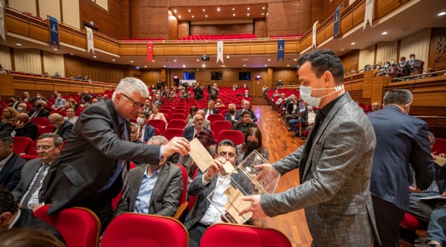 İzmir Büyükşehir Belediyesi Meclisi’nde Bayrak Değişimi