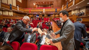 İzmir Büyükşehir Belediyesi Meclisi’nde Bayrak Değişimi