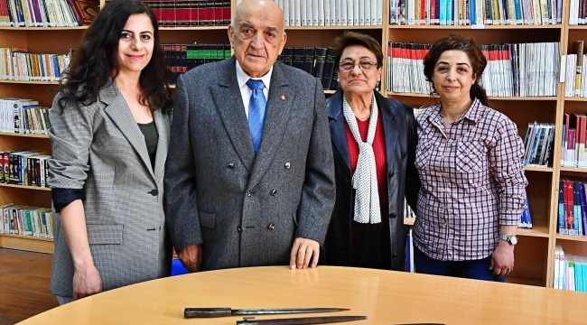 İzmirliler 100. Yıl Anı Evi için Sandıkları Açtı