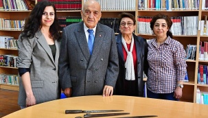 İzmirliler 100. Yıl Anı Evi için Sandıkları Açtı