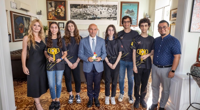 Başkan Soyer Robot Dünya Şampiyonlarını Ağırladı