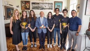 Başkan Soyer Robot Dünya Şampiyonlarını Ağırladı