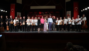 Bayraklı Mandolin Orkestrası ‘Yaza Merhaba’ Dedi