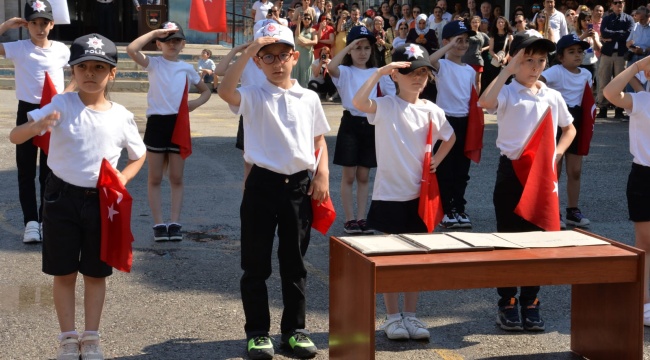 Çocuk Şube Müdürlüğü, İl Emniyet Müdürü Mehmet Şahne Öğrencilerin Karne Heyecanına Ortak Oldu.