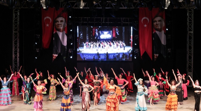 Konak’ta 300 Halk Dansçısı Şenlikte Sahne Aldı