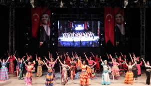 Konak’ta 300 Halk Dansçısı Şenlikte Sahne Aldı