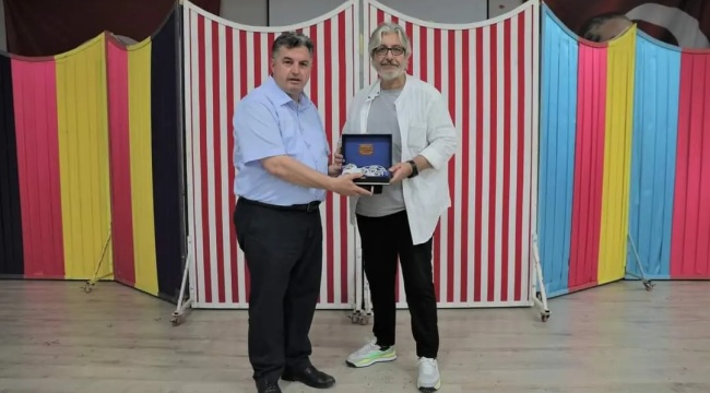 Uygur Çocuk Tiyatrosu Kınık&#039;ta Sahne Aldı