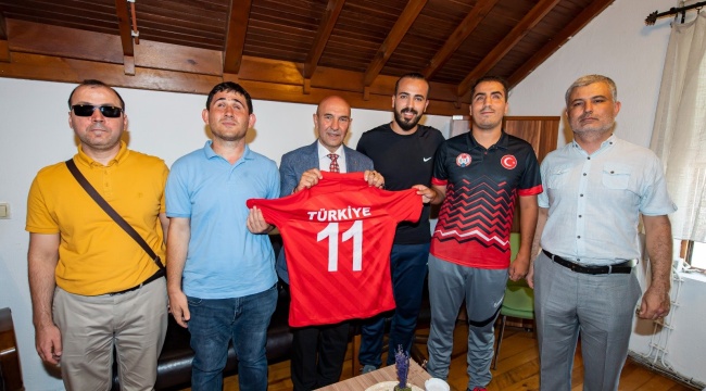Başkan Soyer Görme Engelli Sporcuları Ağırladı