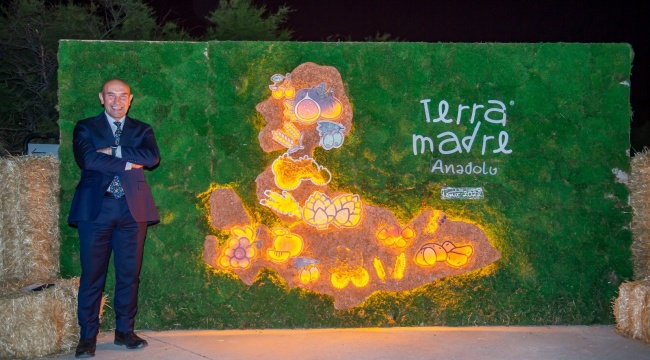 Başkan Soyer, ‘Kurda, Kuşa, Aşa’ Bereketiyle “Terra Madre Anadolu”yu Tanıttı