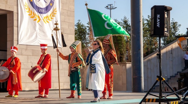İzmir Demokrasi Üniversitesi Mezunlarını Görkemli Bir Törenle Uğurladı
