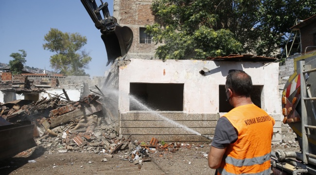 Konak’ta Tehlikeli Yapı Yıkıldı