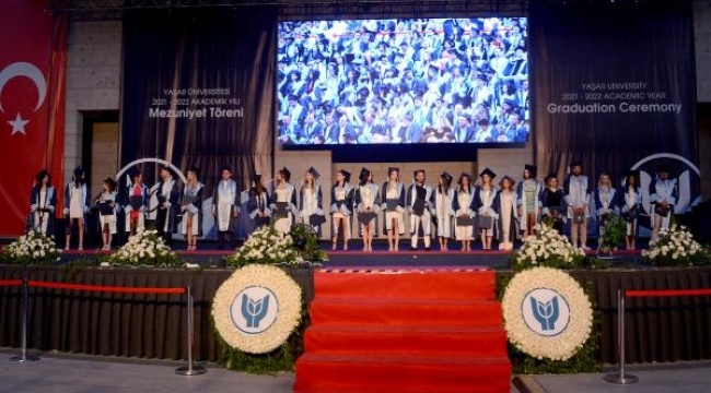Yaşar Üniversitesi'nde Mezuniyet Heyecanı