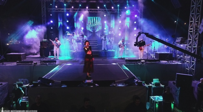İzmirliler 30 Ağustos’u Zeynep Bastık konseriyle kutladı