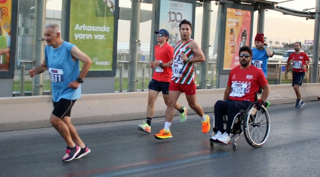 3 bin atlet İzmir’in 100. yılı için koştu